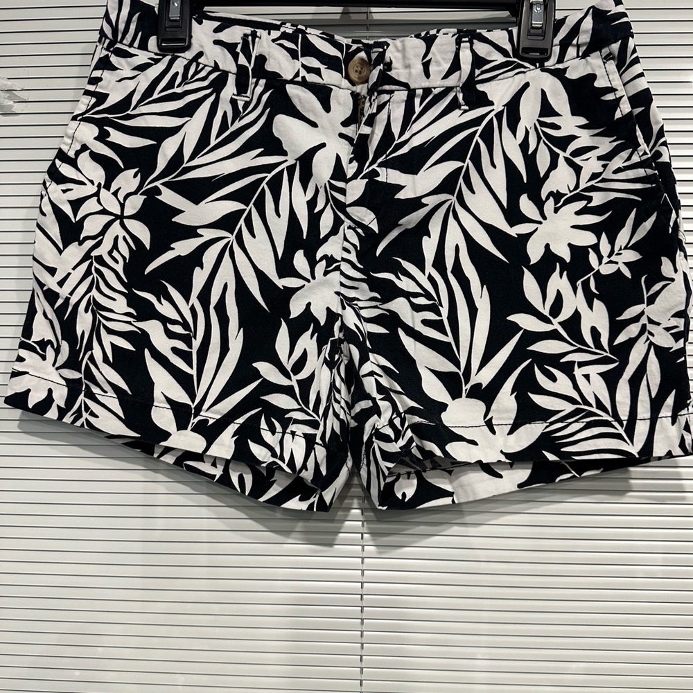Faded Glory Black and White Leaf Print Women's Shorts - Picture 2 of 5